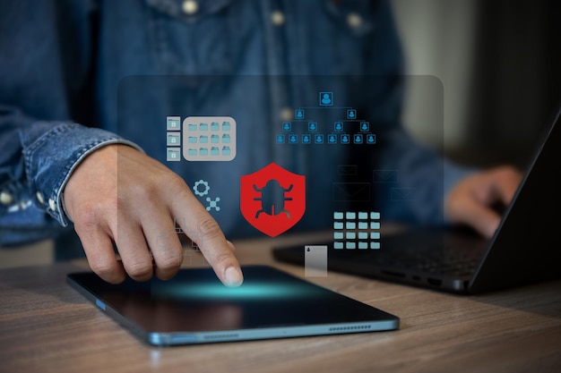Geschäftsmann arbeitet mit Laptop und sucht Datenordner werden von Malware-Virus angegriffen