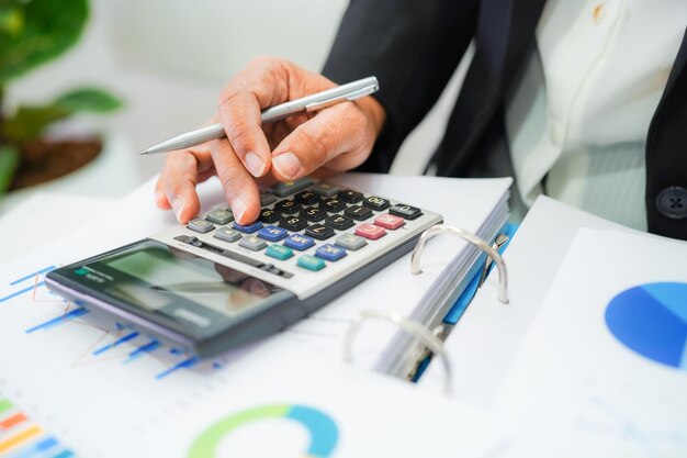 Geschäftsmann arbeitet und analysiert mit statistischen Diagrammen im Büro
