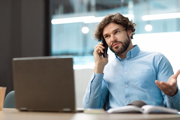 Geschäftsmann arbeitet und telefoniert im Büro