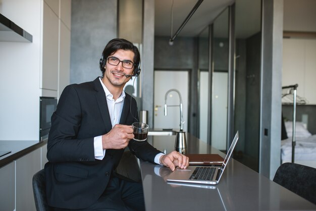 Geschäftsmann arbeitet von zu Hause aus mit einem Laptop