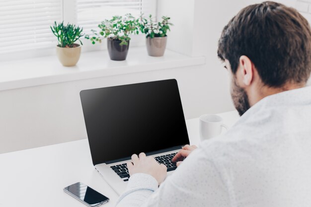 Geschäftsmann bei der Arbeit. Nahaufnahme des Mannes, der am Laptop arbeitet