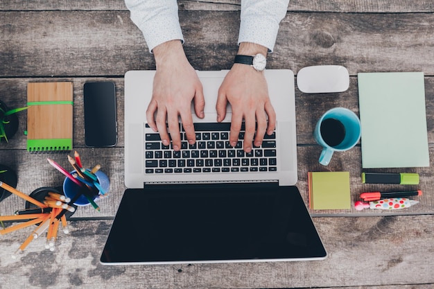 Geschäftsmann bei der Arbeit Nahaufnahme Draufsicht des Mannes, der am Laptop arbeitet