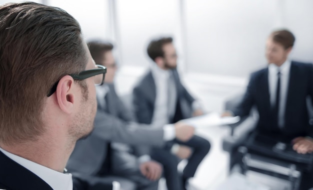 Geschäftsmann bei einem Geschäftstreffen im OfficeBusiness-Hintergrund