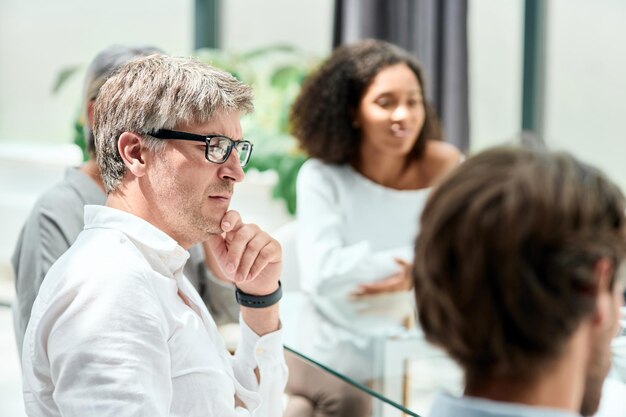 Geschäftsmann bei einem Treffen mit Geschäftspartnern