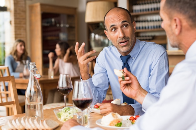 Geschäftsmann beim Mittagessen