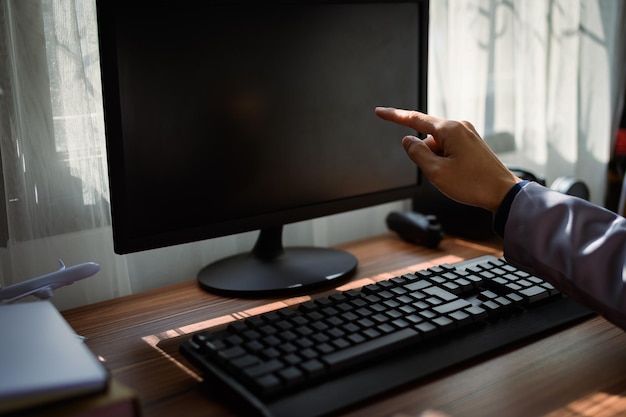 Geschäftsmann benutzt einen Computer bei der Arbeit