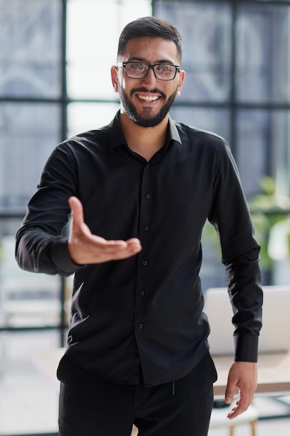 Geschäftsmann bereit, Hand im Büro zu rütteln