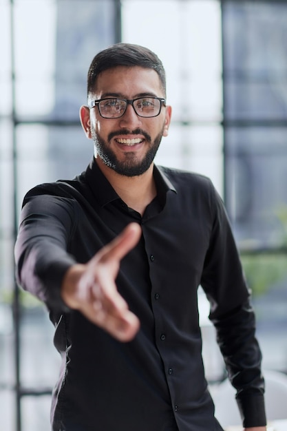 Geschäftsmann bereit, Hand im Büro zu rütteln