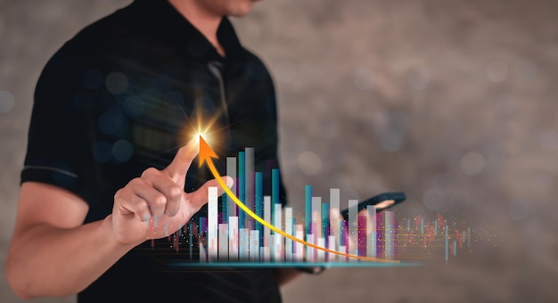 Geschäftsmann berührt das Glimmlicht Data Digital Marketing Graph und Diagramm mit Pfeil nach oben auf dunklem Hintergrund Technologiekonzepte