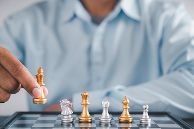 Geschäftsmann bewegt Schach mit handStrategisches Planungskonzept über Fehler stürzt das gegnerische Team