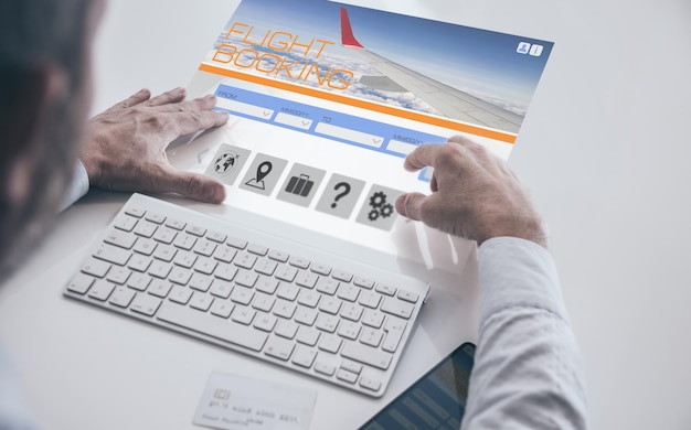 Geschäftsmann bucht Flugticket auf dem virtuellen Desktop-Bildschirm Reiseplan und bucht Geschäftsreise