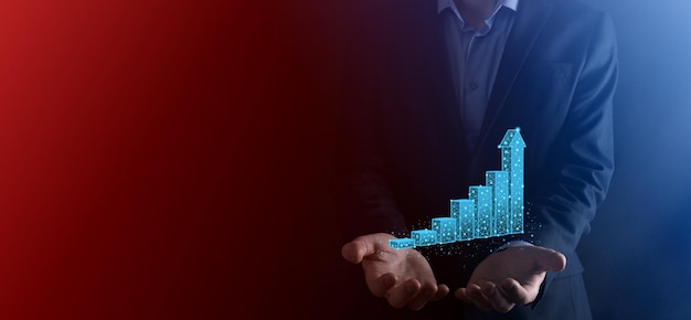 Geschäftsmann, der 3D-Grafiken mit niedrigen polygonalen und Börsenstatistiken hält, gewinnt Gewinne. Konzept der Wachstumsplanung, Geschäftsstrategie. Wirtschaftliches Wachstumskonzept. Geschäftsstrategie. Digitales Marketing.