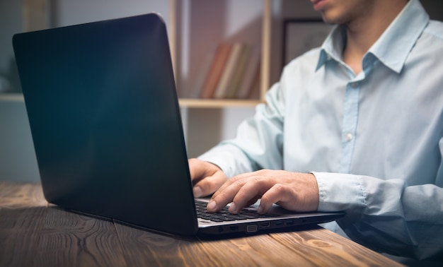 Geschäftsmann, der am Computer im Büro arbeitet