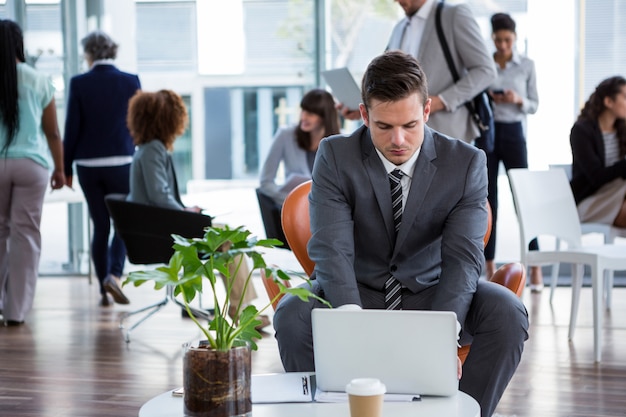 Geschäftsmann, der am Laptop arbeitet