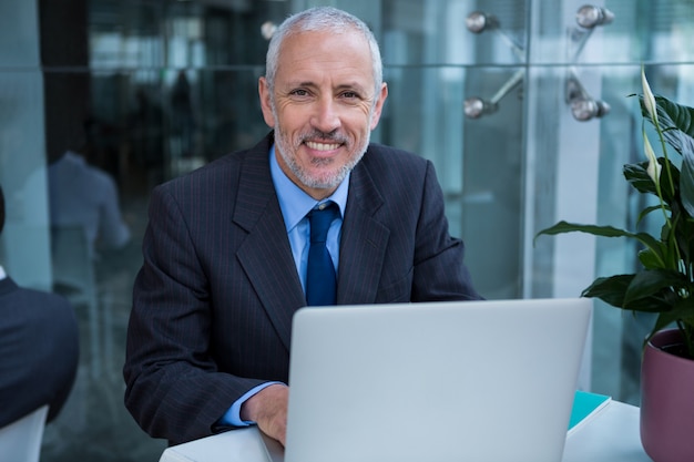 Geschäftsmann, der am Laptop arbeitet