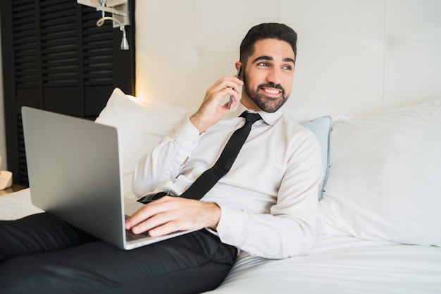 Geschäftsmann, der am Telefon spricht