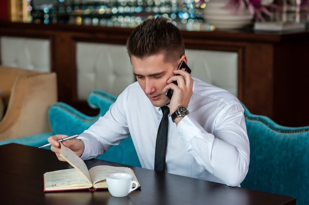 Geschäftsmann, der am Telefon spricht.