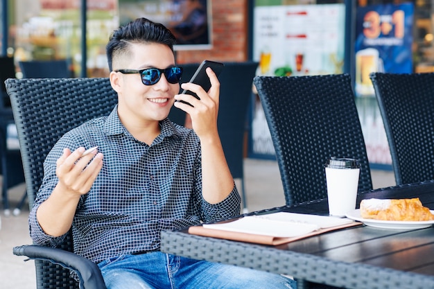 Geschäftsmann, der Arbeit am Telefon erklärt