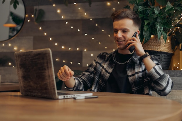 geschäftsmann, der auf dem smartphone telefoniert und über ein startprojekt spricht