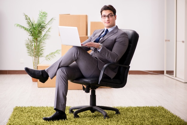 Geschäftsmann, der auf dem Stuhl im Büro sitzt