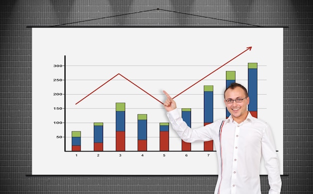 Geschäftsmann, der auf Diagramm zeigt