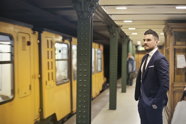 Geschäftsmann, der auf die U-Bahn wartet