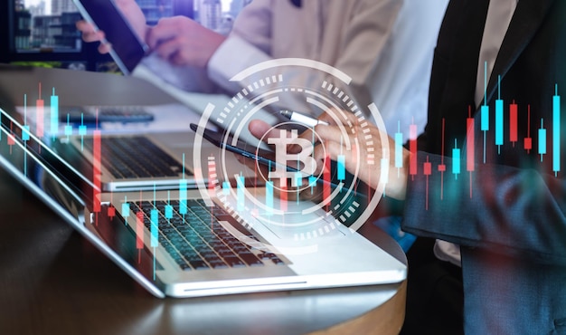 Geschäftsmann, der Bitcoin auf Cyberspace-Hintergrund-Bitmünze BTC hält, die Hand des neuen virtuellen Moneyman, die goldenes Bitcoin hält