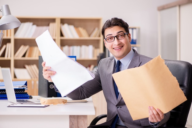 Geschäftsmann, der Brief im Büro empfängt