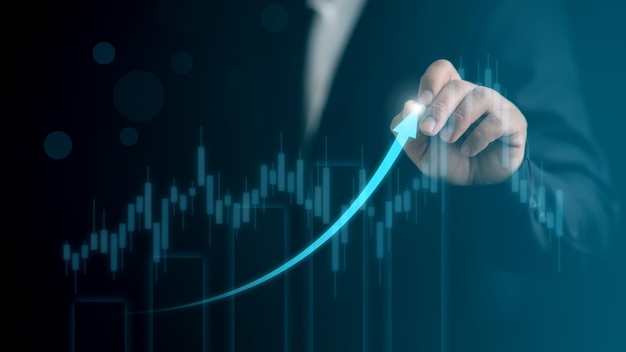 Foto geschäftsmann, der den zukünftigen wachstumsplan des unternehmens mit pfeildiagramm zeigt und die prozentuale entwicklung zum erfolg steigert und das konzept wächst