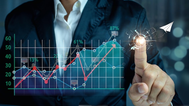 Geschäftsmann, der den zukünftigen Wachstumsplan des Unternehmens mit Pfeildiagramm zeigt