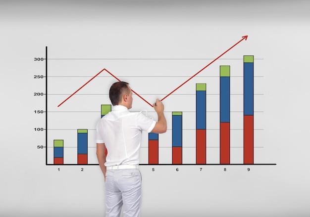 Geschäftsmann, der Diagramm zeichnet