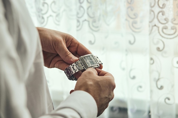 Foto geschäftsmann, der die zeit auf seiner armbanduhr überprüft