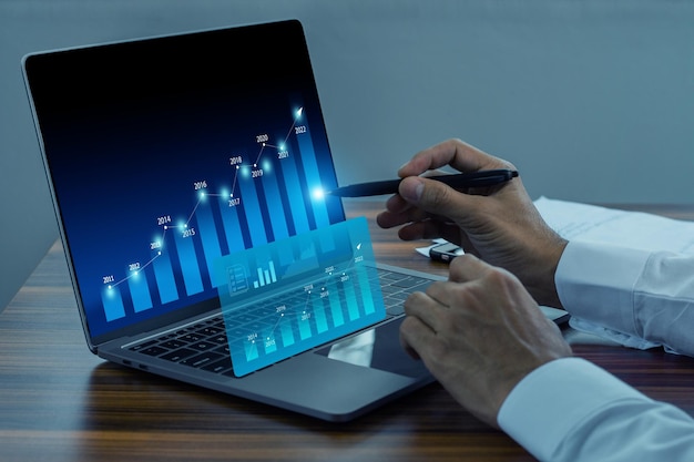 Geschäftsmann, der digitale Online-Diagramme für den Computerhandel auf dem Bildschirm der Technologie für den Handel mit Online-Börsenforex oder -börsen verwendet