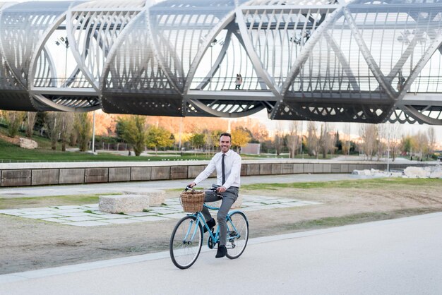 Foto geschäftsmann, der ein altes fahrrad in der cityxa fährt