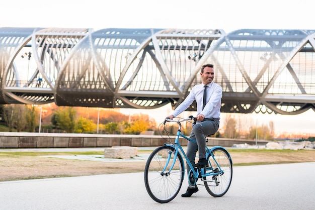 Geschäftsmann, der ein altes Fahrrad in der CityxA fährt