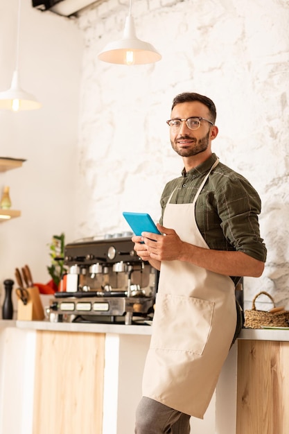 Geschäftsmann, der ein Café besitzt, das den ganzen Tag arbeitet