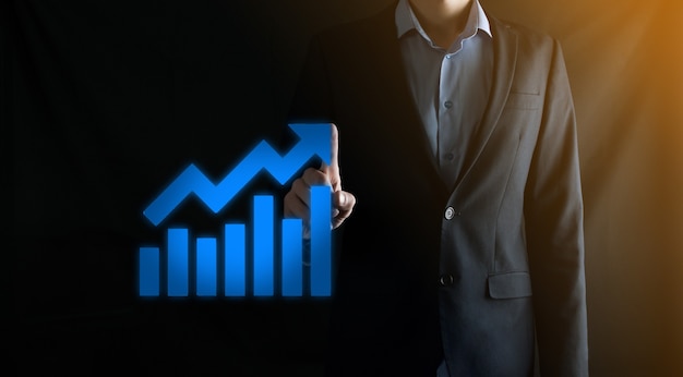 Geschäftsmann, der ein Diagramm mit positivem Gewinnwachstum hält. Planen Sie das Diagrammwachstum und die Erhöhung der positiven Diagrammindikatoren in seinem Geschäft. profitabler und wachsend.