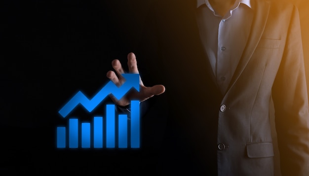 Geschäftsmann, der ein Diagramm mit positivem Gewinnwachstum hält. Planen Sie das Diagrammwachstum und die Erhöhung der positiven Diagrammindikatoren in seinem Geschäft. profitabler und wachsend.