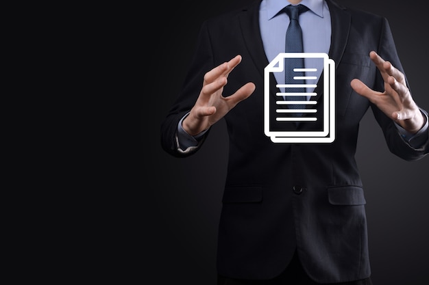 Geschäftsmann, der ein Dokumentsymbol in seiner Hand hält Dokument Management Data System Business Internet Technology Concept. Unternehmensdatenmanagementsystem DMS