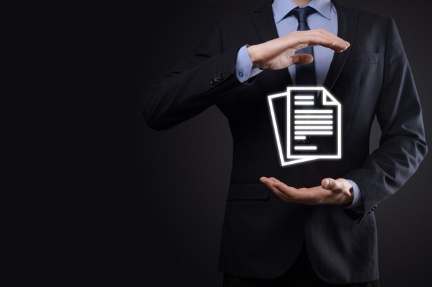 Geschäftsmann, der ein Dokumentsymbol in seiner Hand hält Dokument Management Data System Business Internet Technology Concept. Unternehmensdatenmanagementsystem DMS