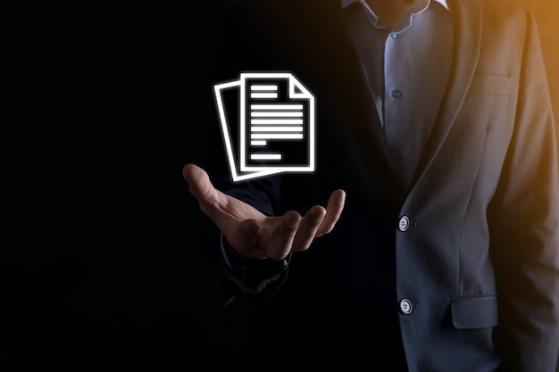 Geschäftsmann, der ein Dokumentsymbol in seiner Hand hält Dokument Management Data System Business Internet Technology Concept. Unternehmensdatenmanagementsystem DMS