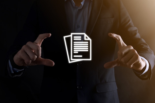 Geschäftsmann, der ein Dokumentsymbol in seiner Hand hält Dokument Management Data System Business Internet Technology Concept. Unternehmensdatenmanagementsystem DMS
