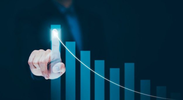 Geschäftsmann, der ein Tablet-Balkendiagramm von Analytik und Finanzen hält, Änderungen in der neuen Planung, Geschäftswachstum, Ideen und Perspektiven, Aktieninvestitionen und Dividendenrendite aus dem Geschäft im neuen Jahr