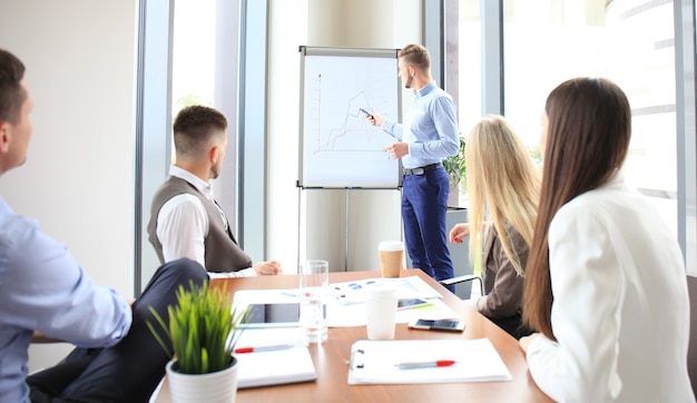 Geschäftsmann, der eine Präsentation auf Flipchart hält. Teamwork-Konzept