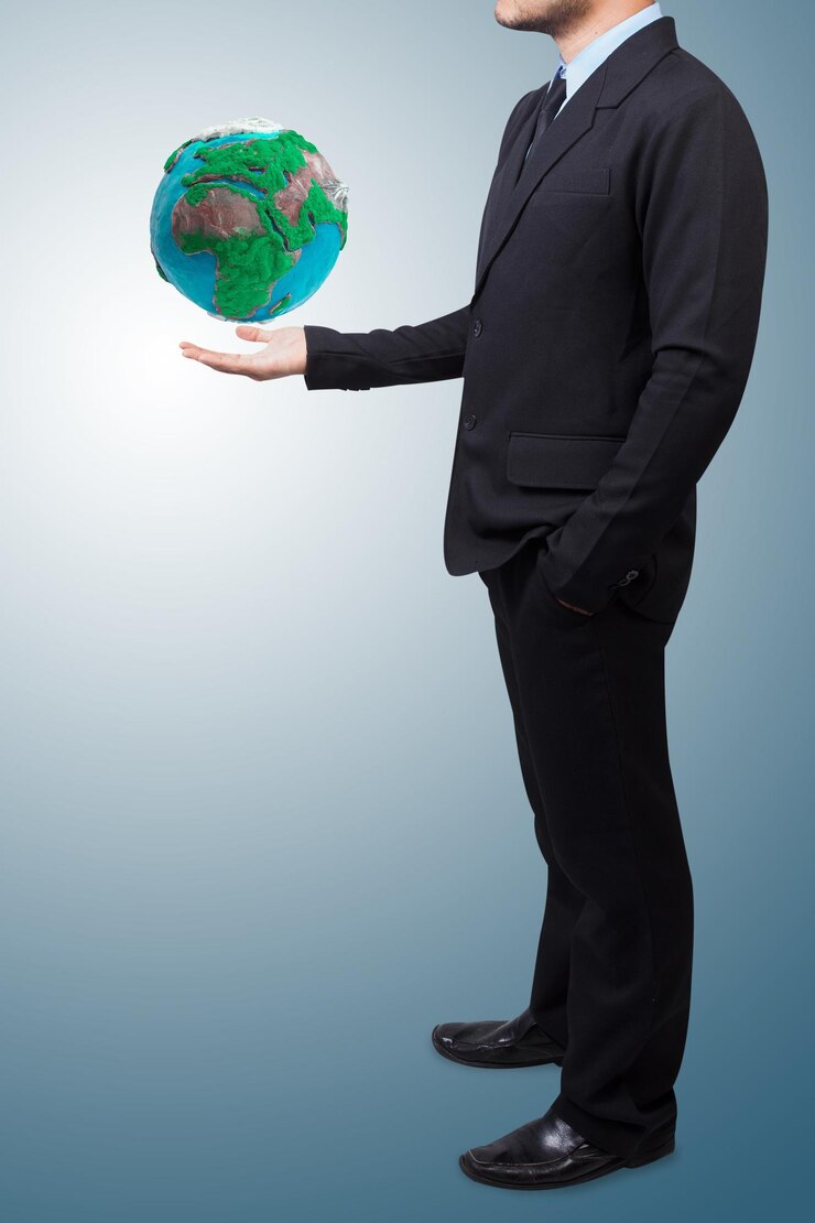 Geschäftsmann, der einen Globus hält, um leeren Raum für Text oder Werbeidee für eine sichere Erde zu präsentieren