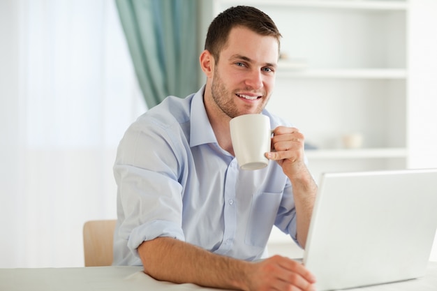 Geschäftsmann, der einen Tasse Kaffee genießt