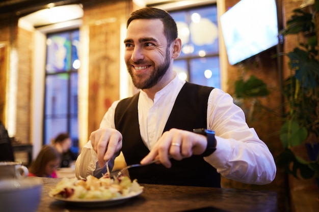 Geschäftsmann, der Essen n Restaurant isst