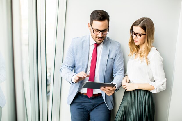 Geschäftsmann, der Geschäftsdaten über digitale Tablette im Büro vorlegt