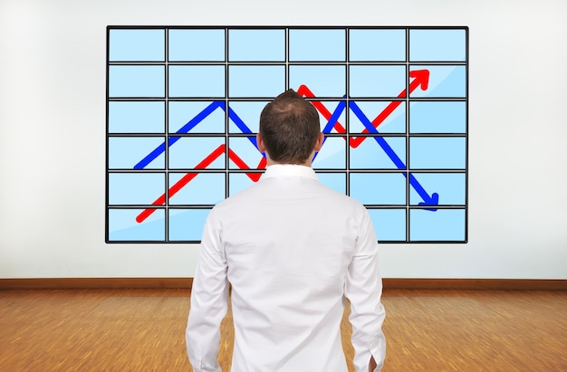 Geschäftsmann, der Grafik betrachtet