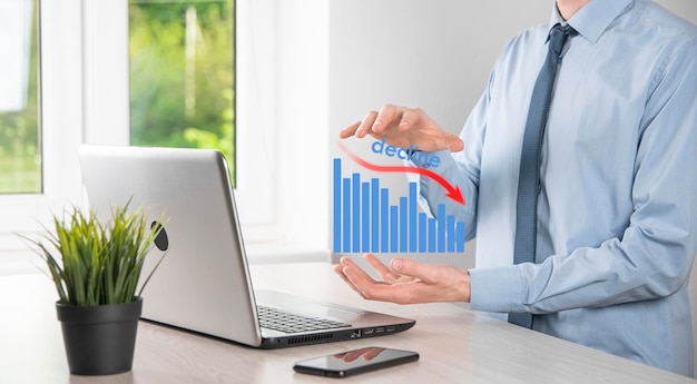 Geschäftsmann, der holografische Diagramme und Börsenstatistiken hält, gewinnt Gewinne Konzept der Wachstumsplanung und Geschäftsstrategie Anzeige des digitalen Bildschirms für gute Wirtschaftlichkeit